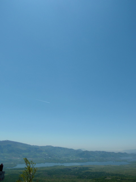 飛行機雲と大沼.jpg